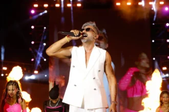 मुंबई कॉन्सर्ट में परफॉर्म करते यो यो हनी सिंह, स्टेज पर तेज लेजर लाइट्स और भीड़ के बीच लाइव शो का दृश्य।