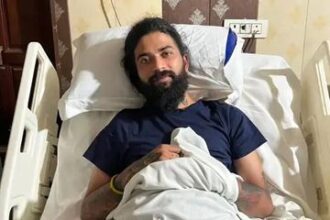 अनुराग डोभाल भावुक होकर कैमरे के सामने अपनी बात रखते हुए