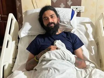 अनुराग डोभाल भावुक होकर कैमरे के सामने अपनी बात रखते हुए