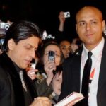 शाहरुख खान के साथ खड़े उनके एक्स बॉडीगार्ड यासीन खान, सिक्योरिटी ड्यूटी के दौरान