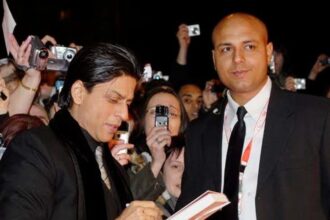 शाहरुख खान के साथ खड़े उनके एक्स बॉडीगार्ड यासीन खान, सिक्योरिटी ड्यूटी के दौरान