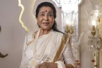 दिग्गज गायिका आशा भोसले की तस्वीर, उनके निधन के बाद शोक में डूबा संगीत जगत