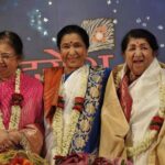 उषा मंगेशकर अवॉर्ड शो में भावुक नजर आती हुईं, बहन आशा भोसले को याद करते हुए