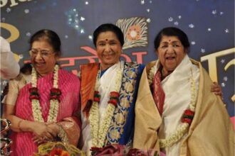 उषा मंगेशकर अवॉर्ड शो में भावुक नजर आती हुईं, बहन आशा भोसले को याद करते हुए