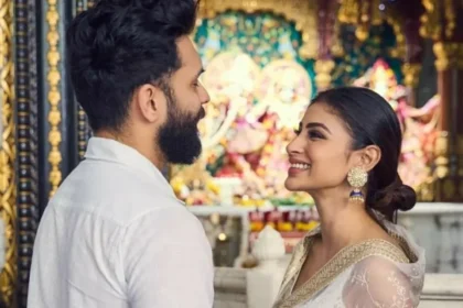 Mouni Roy और Suraj Nambiar की साथ में मुस्कुराते हुए तस्वीर, दोनों के रिश्ते और अलगाव की खबरें चर्चा में।