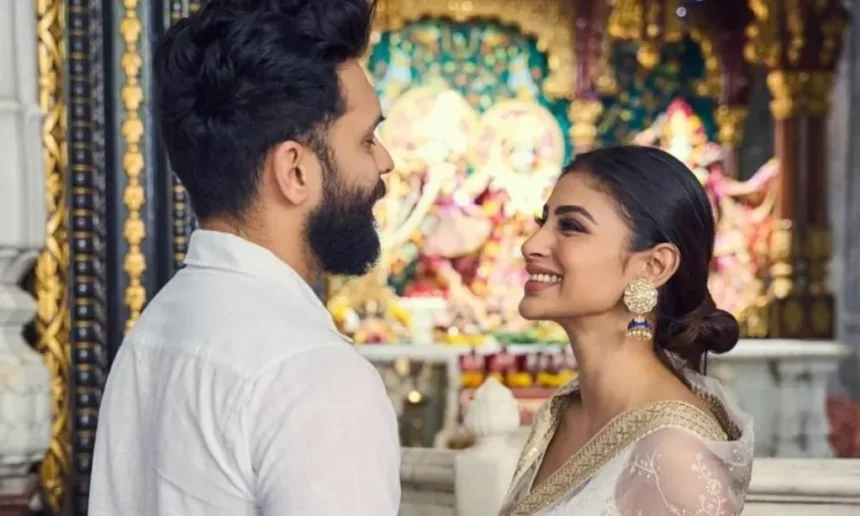 Mouni Roy और Suraj Nambiar की साथ में मुस्कुराते हुए तस्वीर, दोनों के रिश्ते और अलगाव की खबरें चर्चा में।