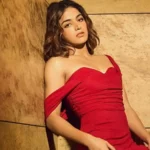 ट्रेलर लॉन्च इवेंट के दौरान मंच पर असहज दिखती हुई Wamiqa Gabbi, साथ में मौजूद स्टार कास्ट और एंकर बातचीत करते हुए
