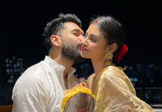 Mouni Roy और Suraj Nambiar की साथ में मुस्कुराते हुए तस्वीर, शादी के चार साल बाद अलग होने की खबर चर्चा में।