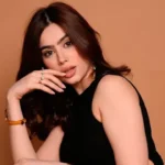 Riva Arora कैमरे के सामने पोज देती हुईं, डिलीवरी एजेंट के साथ कथित बदसलूकी मामले को लेकर चर्चा में।
