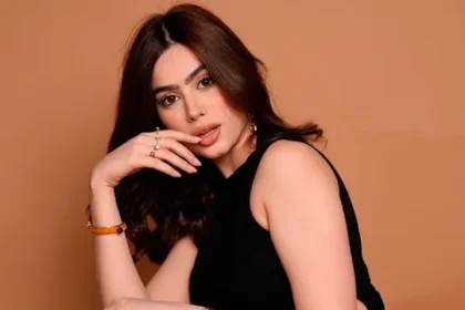 Riva Arora कैमरे के सामने पोज देती हुईं, डिलीवरी एजेंट के साथ कथित बदसलूकी मामले को लेकर चर्चा में।