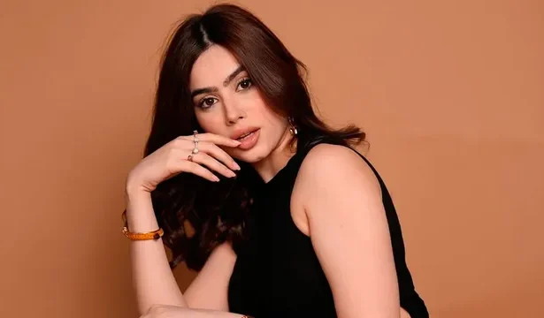 Riva Arora कैमरे के सामने पोज देती हुईं, डिलीवरी एजेंट के साथ कथित बदसलूकी मामले को लेकर चर्चा में।