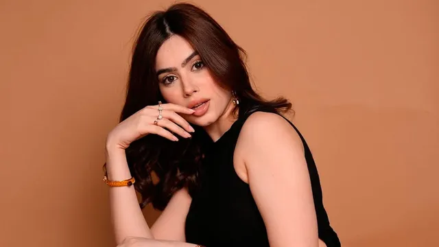 Riva Arora कैमरे के सामने पोज देती हुईं, डिलीवरी एजेंट के साथ कथित बदसलूकी मामले को लेकर चर्चा में।