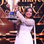 ज्योतिर्मयी नायक Indian Idol 16 की ट्रॉफी जीतने के बाद ट्रॉफी और पुरस्कार राशि के साथ मुस्कुराते हुए।