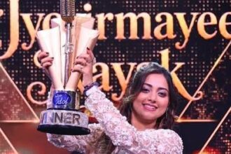 ज्योतिर्मयी नायक Indian Idol 16 की ट्रॉफी जीतने के बाद ट्रॉफी और पुरस्कार राशि के साथ मुस्कुराते हुए।