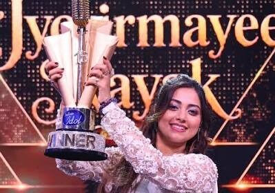 ज्योतिर्मयी नायक Indian Idol 16 की ट्रॉफी जीतने के बाद ट्रॉफी और पुरस्कार राशि के साथ मुस्कुराते हुए।