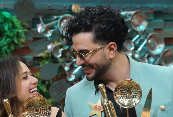 लाफ्टर शेफ्स सीजन 3 की ट्रॉफी के साथ विजेता एली गोनी और जन्नत जुबैर ग्रैंड फिनाले में खुशी मनाते हुए।