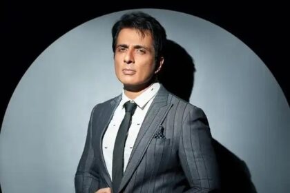 30 जुलाई को जन्मदिन मनाते हुए अभिनेता और समाजसेवी सोनू सूद की मुस्कुराती हुई तस्वीर।