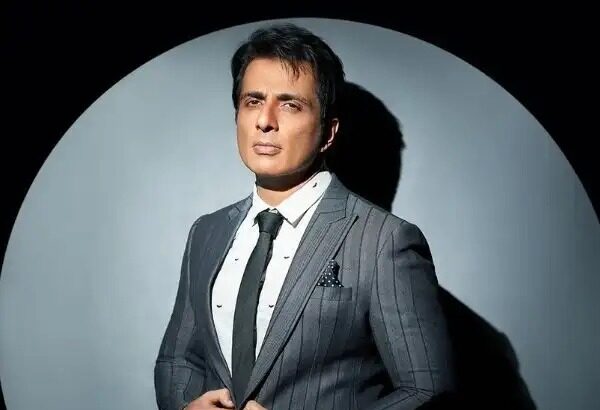 30 जुलाई को जन्मदिन मनाते हुए अभिनेता और समाजसेवी सोनू सूद की मुस्कुराती हुई तस्वीर।