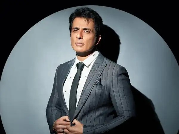 30 जुलाई को जन्मदिन मनाते हुए अभिनेता और समाजसेवी सोनू सूद की मुस्कुराती हुई तस्वीर।