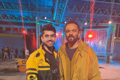 खतरों के खिलाड़ी 15 के सेट पर रोहित शेट्टी के साथ पोज देते हुए अविनाश मिश्रा।