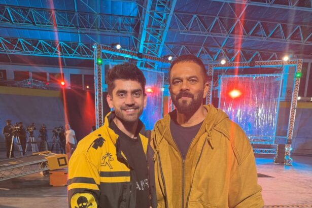 खतरों के खिलाड़ी 15 के सेट पर रोहित शेट्टी के साथ पोज देते हुए अविनाश मिश्रा।