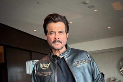 इंडिया के टॉप 1%' गेम शो के लॉन्च इवेंट में स्टार प्लस के मंच पर पोज देते अनिल कपूर