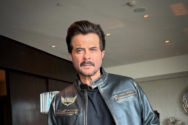 इंडिया के टॉप 1%' गेम शो के लॉन्च इवेंट में स्टार प्लस के मंच पर पोज देते अनिल कपूर
