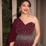 कौन बनेगा करोड़पति के मराठी वर्जन 'कोण होणार करोड़पति' के सेट पर Madhuri Dixit