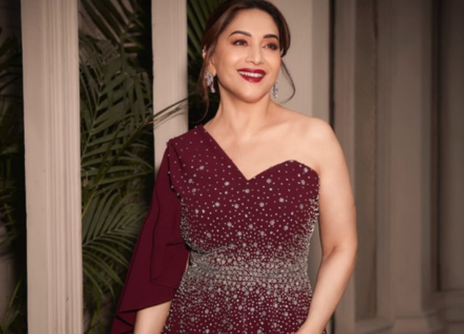कौन बनेगा करोड़पति के मराठी वर्जन 'कोण होणार करोड़पति' के सेट पर Madhuri Dixit