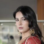 Ishqnama के सेट पर नोज़ रिंग निगलने के बाद शहनाज़ गिल की मदद करते सौरभ सचदेवा।