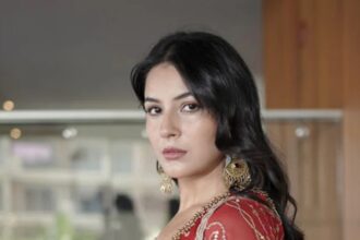 Ishqnama के सेट पर नोज़ रिंग निगलने के बाद शहनाज़ गिल की मदद करते सौरभ सचदेवा।