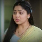 'तुम से तुम तक' में अनु राजनंदिनी का कमरा खोलने के लिए चाबी पकड़े हुए है और हैरान आर्य उसे रोक रहा है।