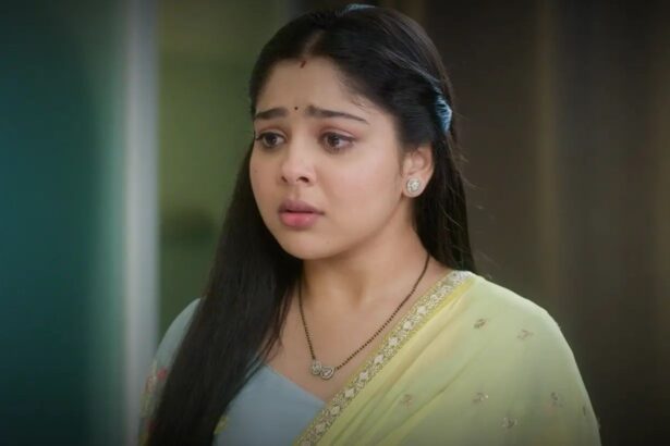'तुम से तुम तक' में अनु राजनंदिनी का कमरा खोलने के लिए चाबी पकड़े हुए है और हैरान आर्य उसे रोक रहा है।