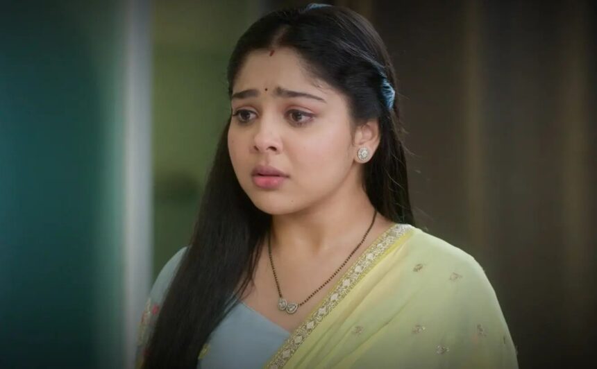 'तुम से तुम तक' में अनु राजनंदिनी का कमरा खोलने के लिए चाबी पकड़े हुए है और हैरान आर्य उसे रोक रहा है।