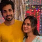 पूजा बनर्जी और कुणाल वर्मा एक साथ मुस्कुराते हुए, अपनी बेटी के आगमन की खुशी मनाते हुए।