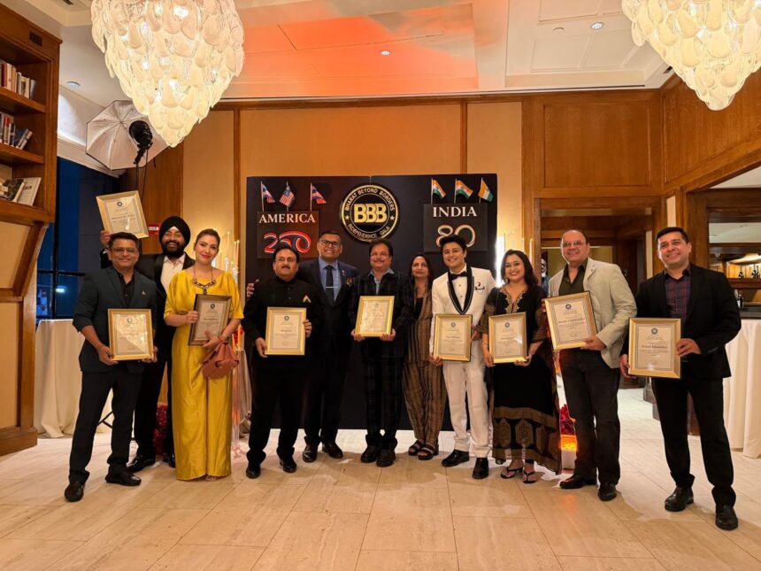 न्युयॉर्क के टाइम्स स्क्वायर में इंडिया डे परेड का जश्न मनाते तारक मेहता का उल्टा चश्मा के कलाकार