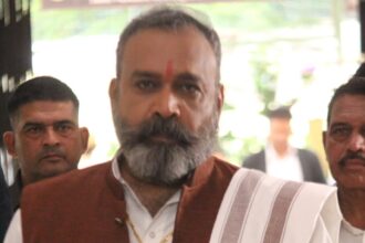Juhi Mui शो के सेट पर Ahlawat का रोल प्ले कर रहे अभिनेता Sai Ballal और Sayam के रूप में Vijayendra Kumeria