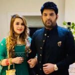 'पति पत्नी और पंगा सीजन 2' के लिए साथ में पोज़ देते कपिल शर्मा और उनकी पत्नी गिन्नी चतरथ