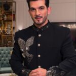 Netflix पर Chumbak Colony promotions के दौरान vehicle में travel करते हुए Actor Arjun Bijlani