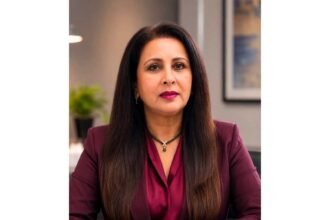 Poonam Dhillon की तस्वीर और उनके शीघ्र स्वस्थ होने का संदेश।