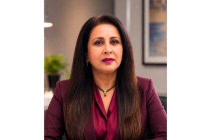Poonam Dhillon की तस्वीर और उनके शीघ्र स्वस्थ होने का संदेश।