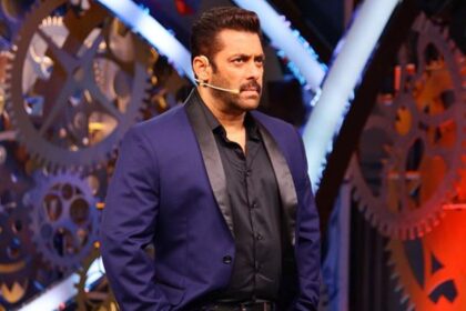 Bandra में Salman Khan के Galaxy Apartments के बाहर तैनात Mumbai Police सुरक्षा बल।