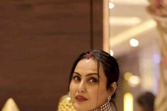काम्या के जन्मदिन के जश्न की खूबसूरत तस्वीर, जहाँ वे केक और सजावट के बीच मुस्कुराती नजर आ रही हैं