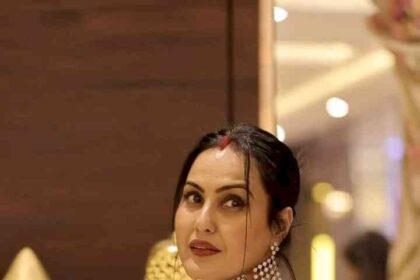 काम्या के जन्मदिन के जश्न की खूबसूरत तस्वीर, जहाँ वे केक और सजावट के बीच मुस्कुराती नजर आ रही हैं