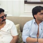 Aarush Bhola अपने father के साथ posing करते हुए