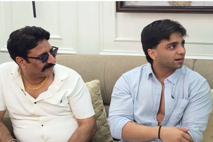 Aarush Bhola अपने father के साथ posing करते हुए