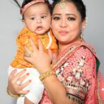 Bharti Singh और Harssh Limbachiyaa अपने बच्चों Gola और Kaju के साथ Janmashtami celebration करते हुए