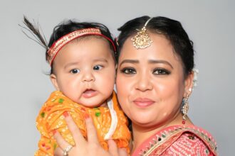 Bharti Singh और Harssh Limbachiyaa अपने बच्चों Gola और Kaju के साथ Janmashtami celebration करते हुए