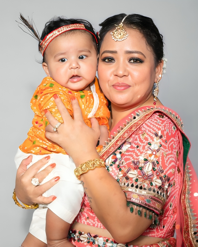 Bharti Singh और Harssh Limbachiyaa अपने बच्चों Gola और Kaju के साथ Janmashtami celebration करते हुए