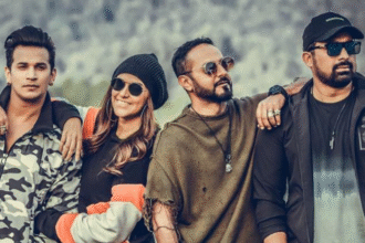 चार कलाकारों की ग्रुप तस्वीर, जिसमें सभी कैमरे के सामने स्टाइलिश अंदाज़ में पोज देते नजर आ रहे हैं।